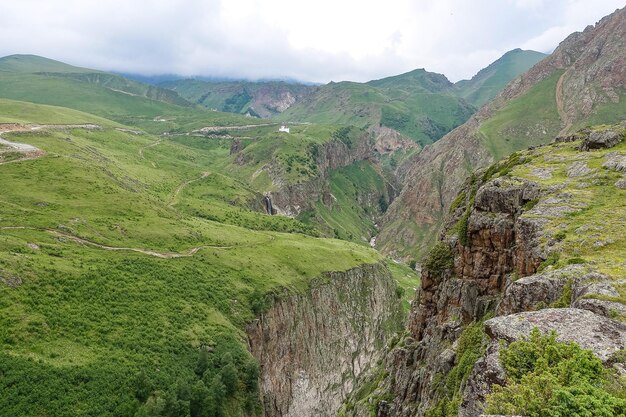 Foto de hoge bergweg naar het gebied van jilysu kaukasus kabardinobalkarië rusland