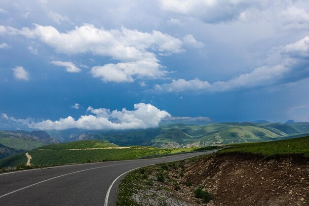 De hoge bergweg naar het gebied van JilySu Kaukasus KabardinoBalkarië Rusland