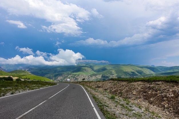 De hoge bergweg naar het gebied van JilySu Kaukasus KabardinoBalkarië Rusland