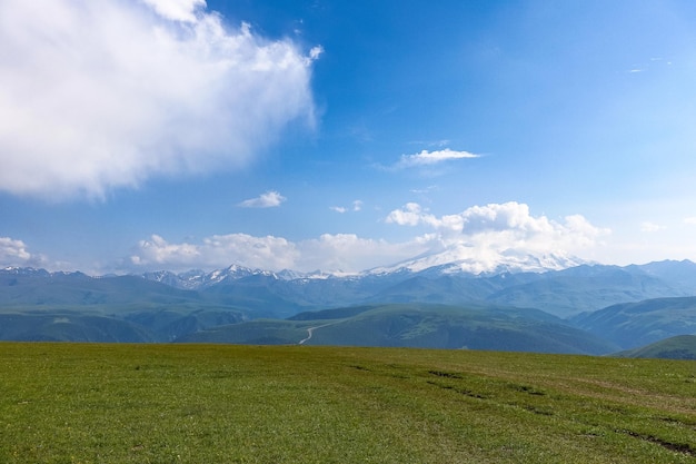 De hoge bergweg naar het gebied van JilySu Kaukasus KabardinoBalkarië Rusland