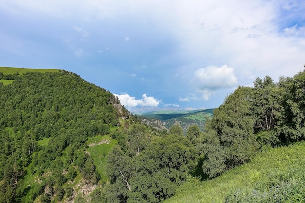 De hoge bergweg naar het gebied van JilySu Kaukasus KabardinoBalkarië Rusland