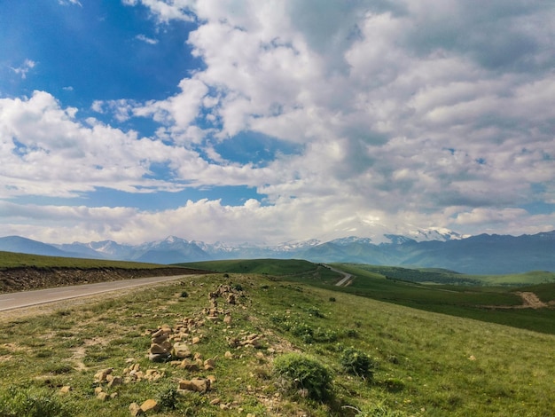 De hoge bergweg naar het gebied van JilySu Kaukasus KabardinoBalkarië Rusland