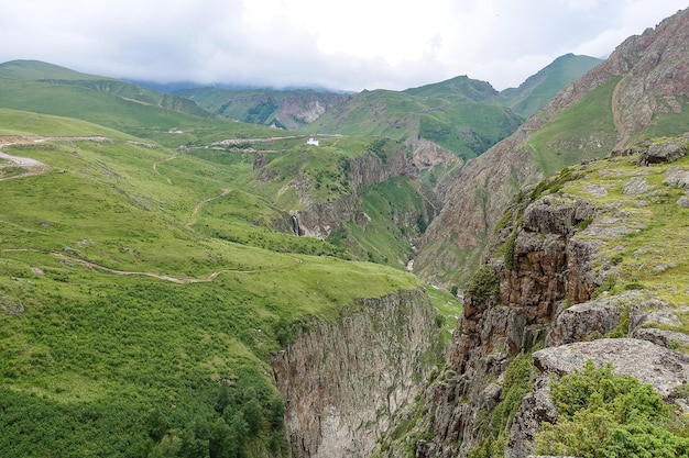 De hoge bergweg naar het gebied van JilySu Kaukasus KabardinoBalkarië Rusland