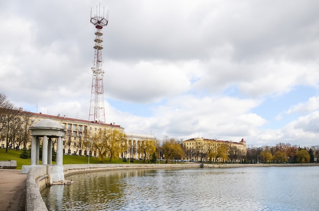 De hoge tv-toren in minsk. wit-rusland.