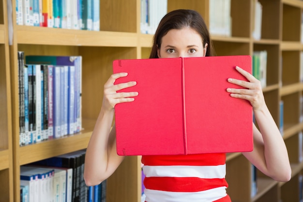 De holdingsboek van de student over gezicht