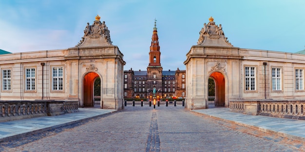 De hoofdingang van christiansborg met de twee rococo-paviljoens aan elke kant van de marmeren brug