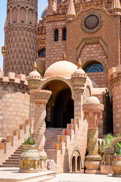 De hoofdingang van de Al-Sahaba-moskee in Sharm El Sheikh