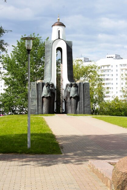 Foto de hoofdstad van wit-rusland minsk historisch toeristencentrum van de stad de rivier de nemiga en het gedenkteken op het eilandmonument voor de soldaten van de afghanen