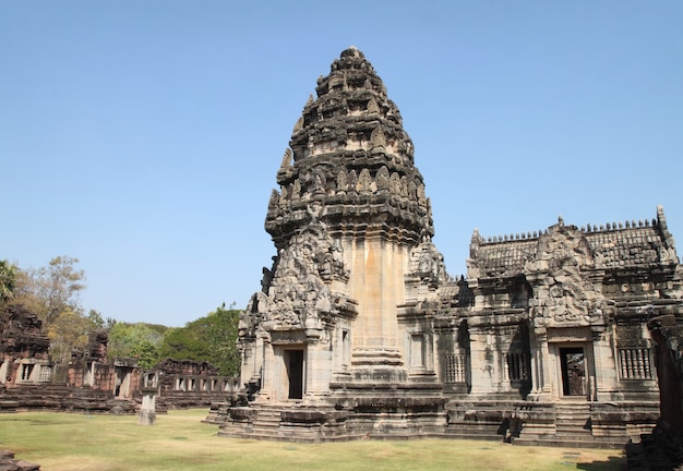 De hoofdtoren in het historische park van Phimai