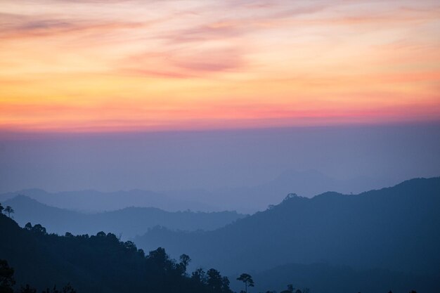 Foto de hoogste berg van het thong pha phum national park staat bekend als khao chang phueak