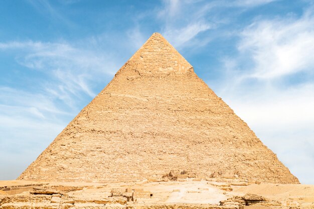 Foto de hoogste grootste piramide van chephren op de achtergrond van een blauwe lucht met wolken, giza, caïro, egypte. tweede piramide. piramide van khafra op een bewolkte dag