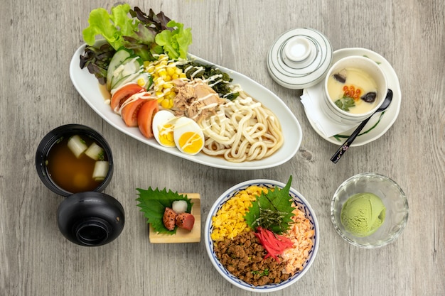 De hoogste mening van Japans geplaatst voedsel, gebraden rijst met udon ramen met ei en tonijnsalade