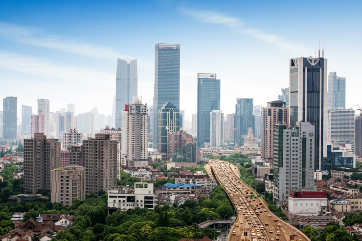 De horizon en cityscape van Shanghai bij zonsondergang