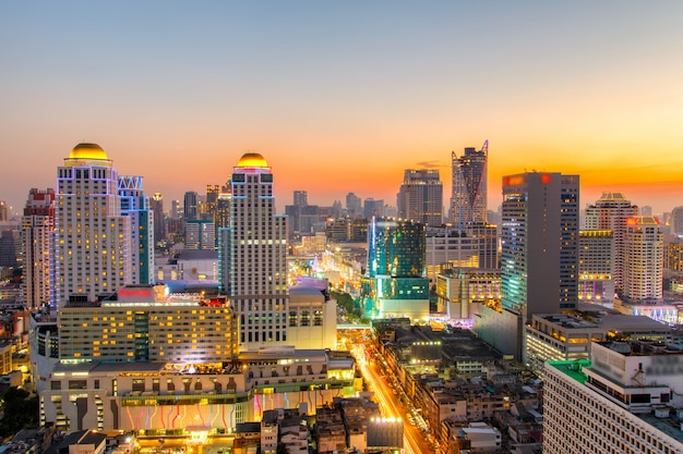 De horizon luchtmening van de Stad van Bangkok bij nacht en wolkenkrabbers van uit het stadscentrum Bangkok.