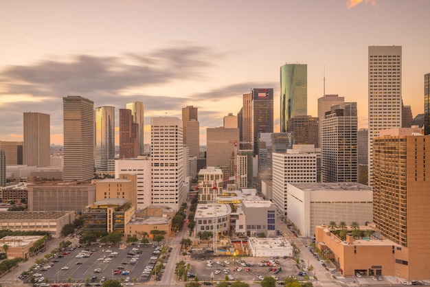 De horizon van de binnenstad van Houston in Texas de V.S. bij schemering