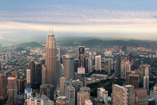 De horizon van kuala lumpur vóór zonsondergang, maleisië, kuala lumpur is hoofdstad van maleisië.