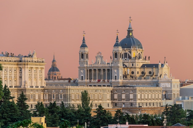 De horizon van Madrid en almudenakerk bij zonsondergang, Spanje