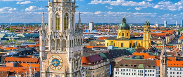 De horizon van München met het stadhuis van Marienplatz in Duitsland