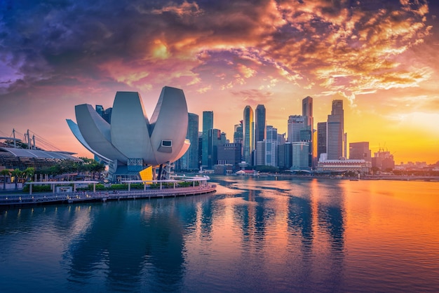 De Horizon van Singapore en mening van wolkenkrabbers op Marina Bay bij zonsondergang.
