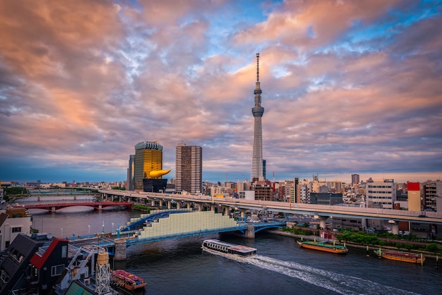 De horizon van Tokyo bij zonsondergang in Asakusa, Tokyo, Japan. Oriëntatiepunt in Japan.