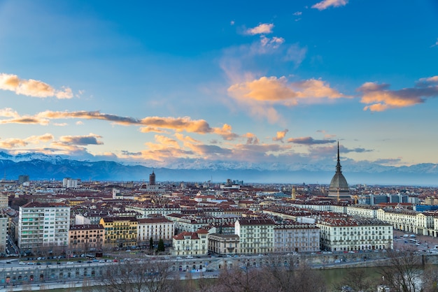 De horizon van Turijn bij schemer, Turijn, Italië