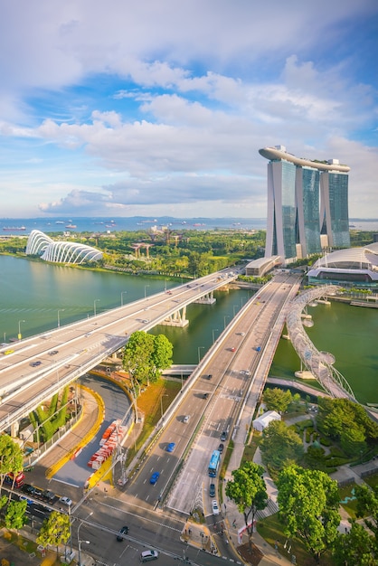 De horizonbaaigebied van Singapore met blauwe hemel