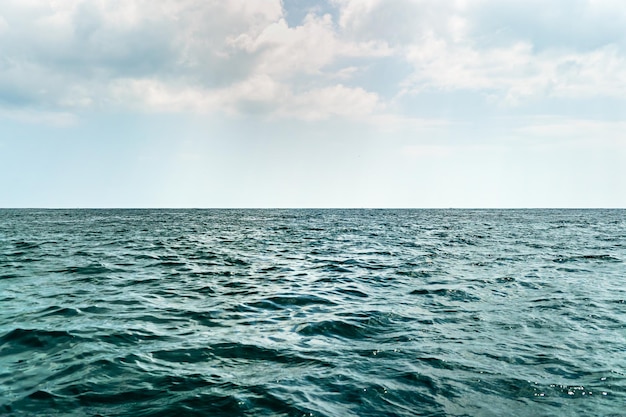 Foto de horizonlijn op de zee blauwe tropische zee met golven