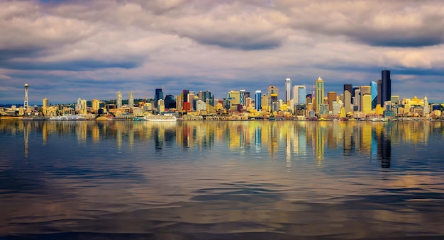 De horizonpanorama van Seattle met bezinning in water