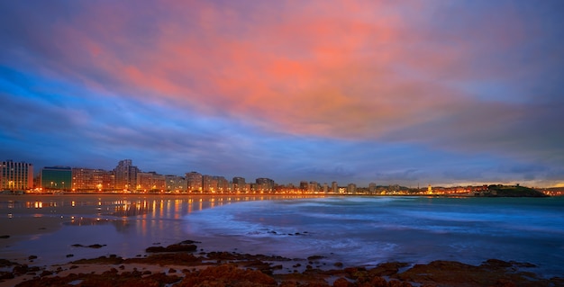 De horizonzonsondergang van Gijon in San Lorenzo-strand Asturias