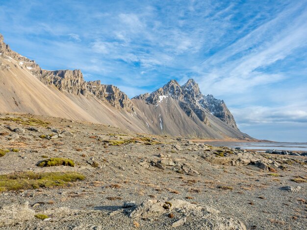 De Horny Mountains van Oost-IJsland, een van de bestemmingsoriëntatiepunten van een aantrekkelijk landschapsgezichtspunt