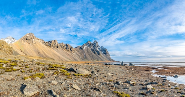 De Horny Mountains van Oost-IJsland, een van de bestemmingsoriëntatiepunten van een aantrekkelijk landschapsgezichtspunt