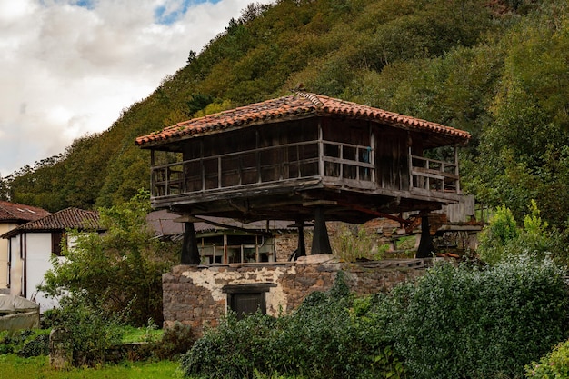 De horreo heeft een onmiskenbare folkloristische waarde en is een mijlpaal van de Asturische identiteit