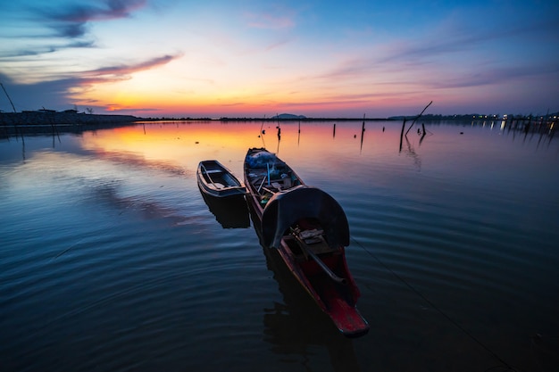 de houten boot in zonsopgang