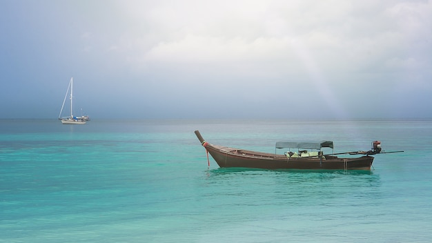 De houten boot op heldere blauwe zee met zacht licht, Vintage Toon