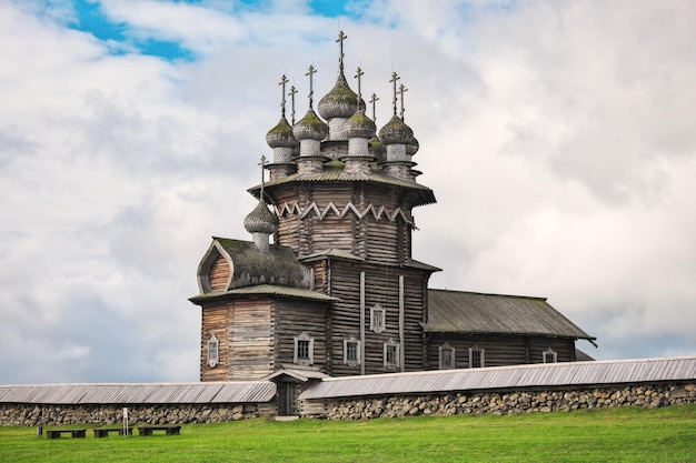 De houten gebouwen van de oude Russische architectuur De beroemde kerk van de Transfiguratie van de Heer na restauratie Kizhi eiland Onega meer Republiek Karelië Rusland