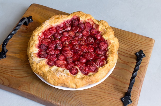 De houten grijze achtergrond van de aardbeicake