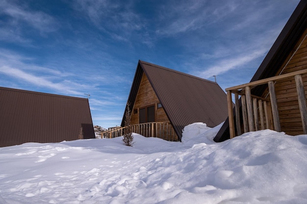 De houten huisjes omgeven door sneeuw Een recreatiegebied in de bergen