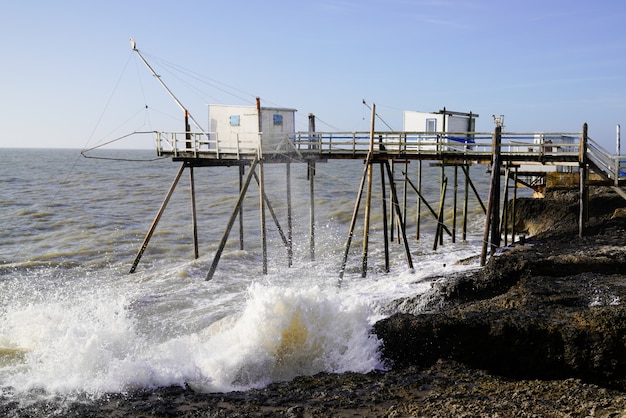 De houten hut van de vissersmens op houten stelten Frankrijk in Saint-Palais-sur-Mer