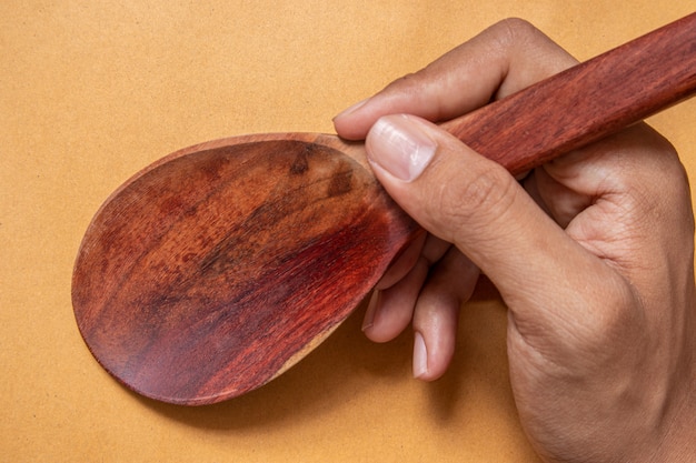 Foto de houten lepel in de hand