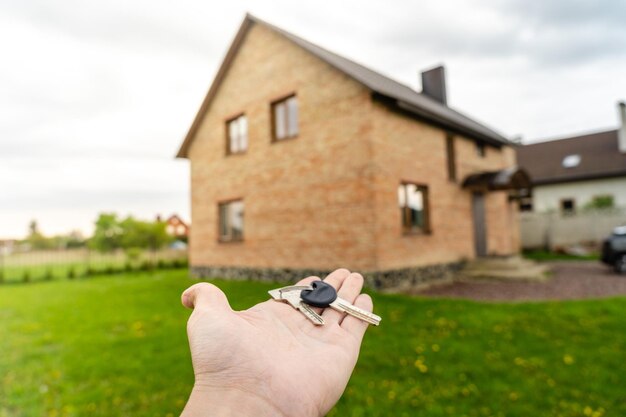 De huissleutels vasthouden voor het nieuwe huis