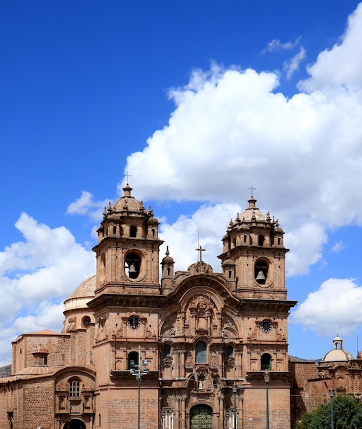 De Iglesia de la Compania de Jesus Church tegen Sunny Vivid Blue Sky van Cusco, Peru, Zuid-Amerika