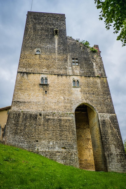 De imposante middeleeuwse Termes D'Armagnac-toren, een 36 meter hoge toren in het zuiden van Frankrijk