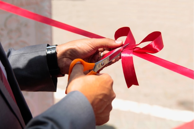 De inauguratie van rood lint afsnijden