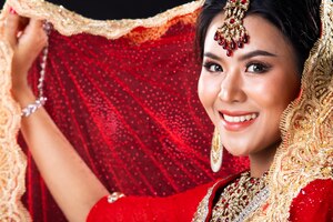 De indische schoonheid ziet grote ogen met perfecte huwelijk onder ogen