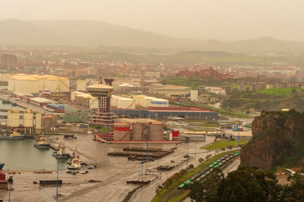 De industriële haven van gijon in asturië.