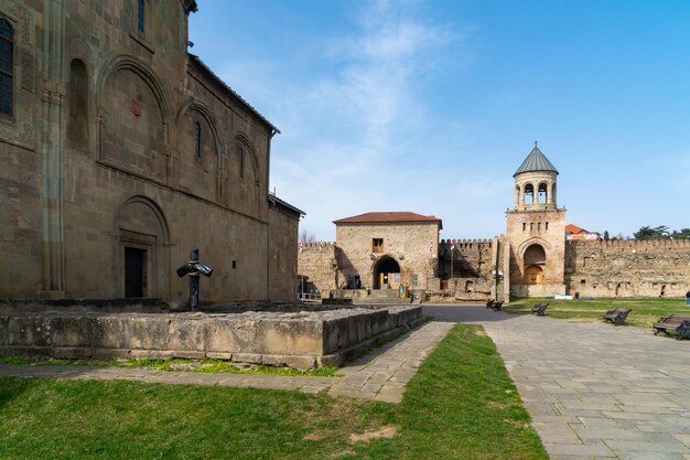 De ingang van de oud-orthodoxe kathedraal Svetitskhoveli in Mtskheta Religion