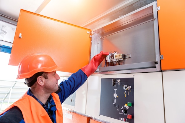 De ingenieur controleert de afwezigheid van geïnduceerde spanning op de hoogspanningscellen