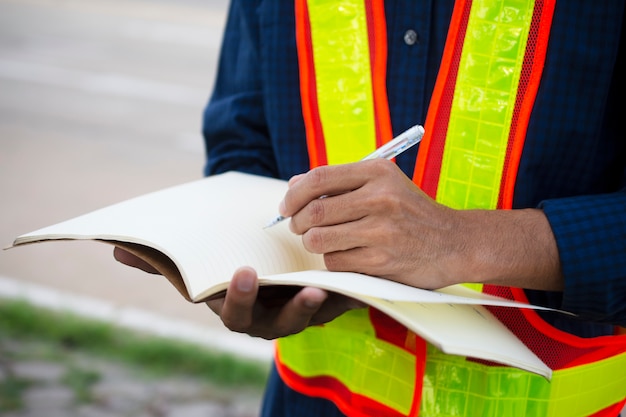 De ingenieur schrijft neemt nota van boek voor het schavende werk