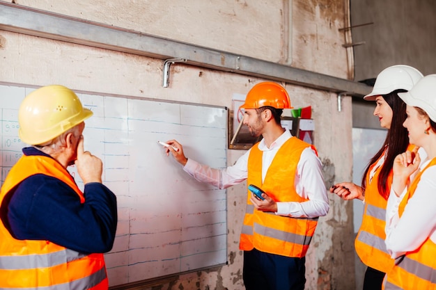 De ingenieurs genieten van het werk bij de onderneming