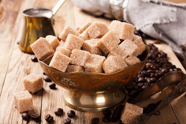 De ingrediënten en gebruiksvoorwerpen voor het maken van koffie